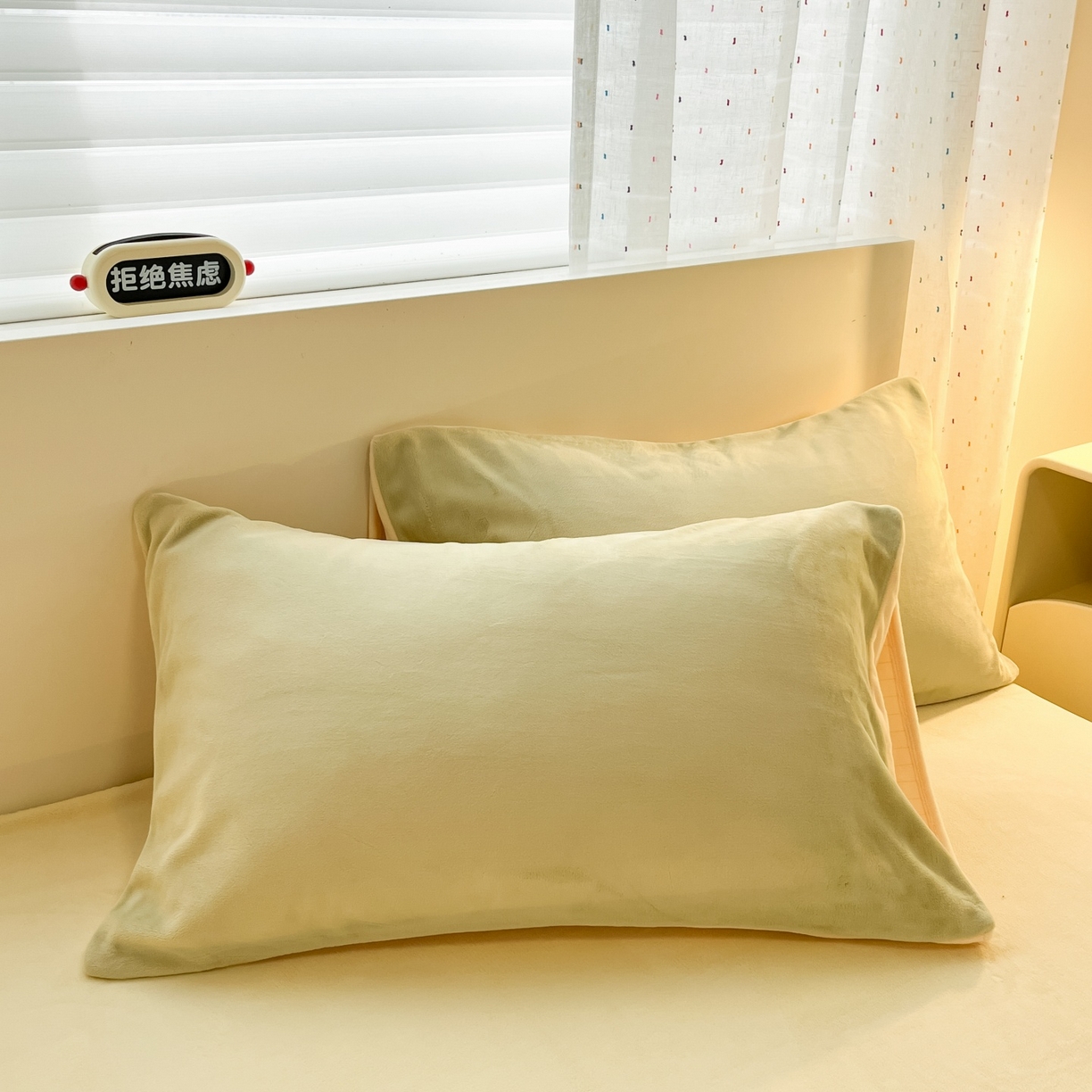 91家纺网 家纺一手货源 找家纺 顺兴家居 2025新款简约纯色双拼牛奶绒四件套（风格二） 果绿+奶昔黄