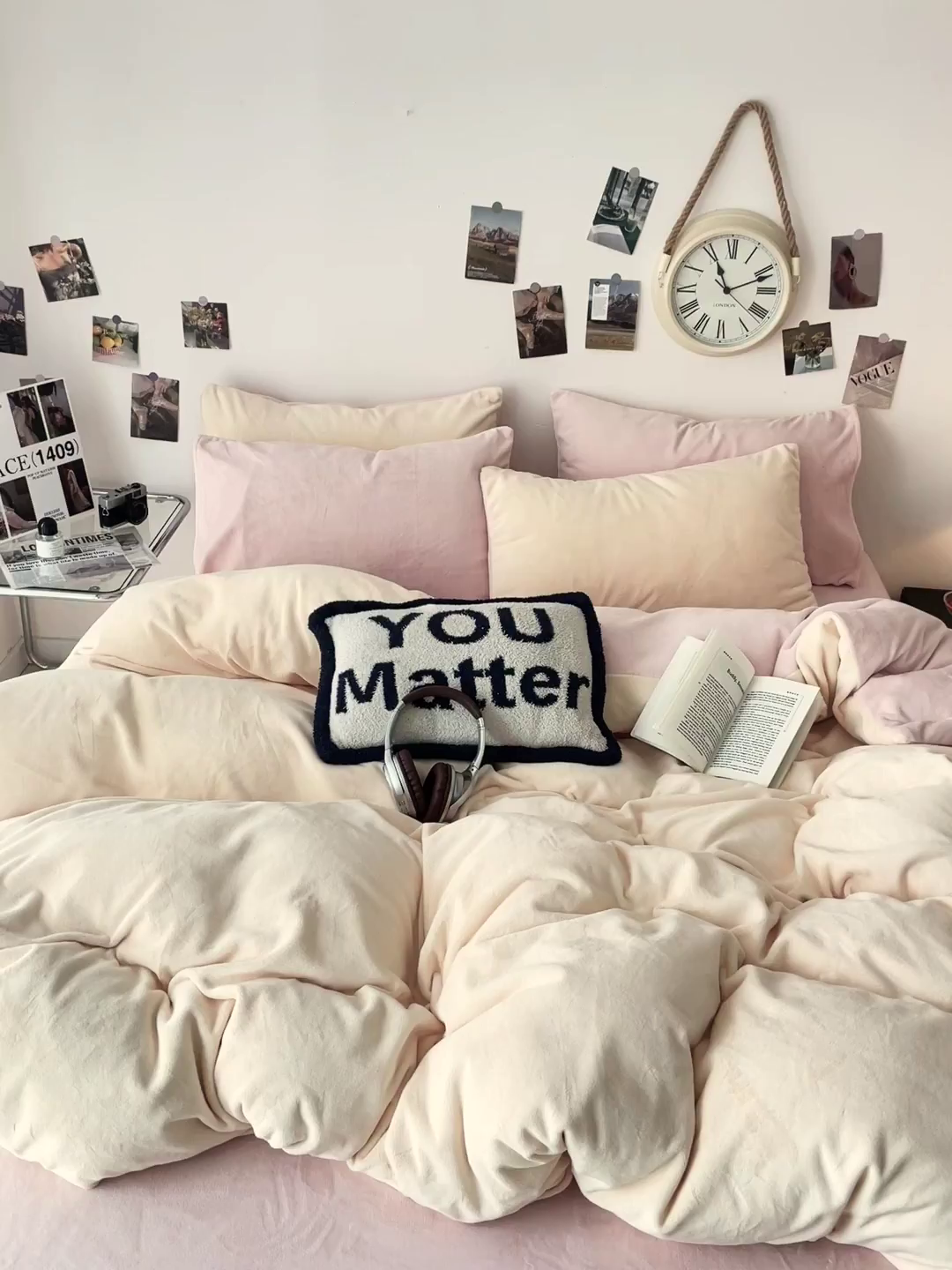 91家纺网 家纺一手货源 找家纺 顺兴家居 2025新款简约纯色双拼牛奶绒四件套（风格一） 奶昔黄+粉玉