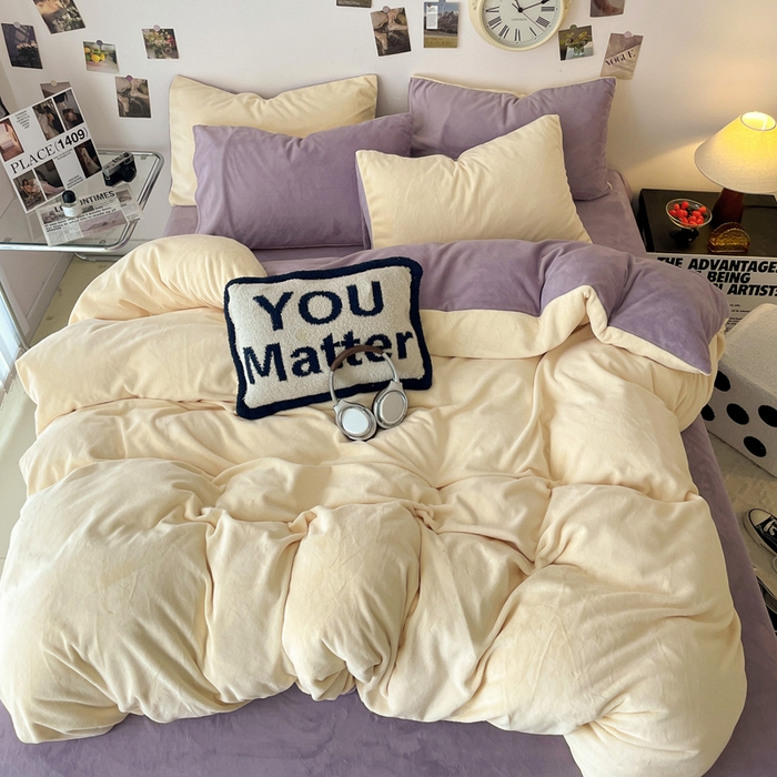 91家纺网 家纺一手货源 找家纺 顺兴家居 2025新款简约纯色双拼牛奶绒四件套（风格一） 奶昔黄+罗兰紫