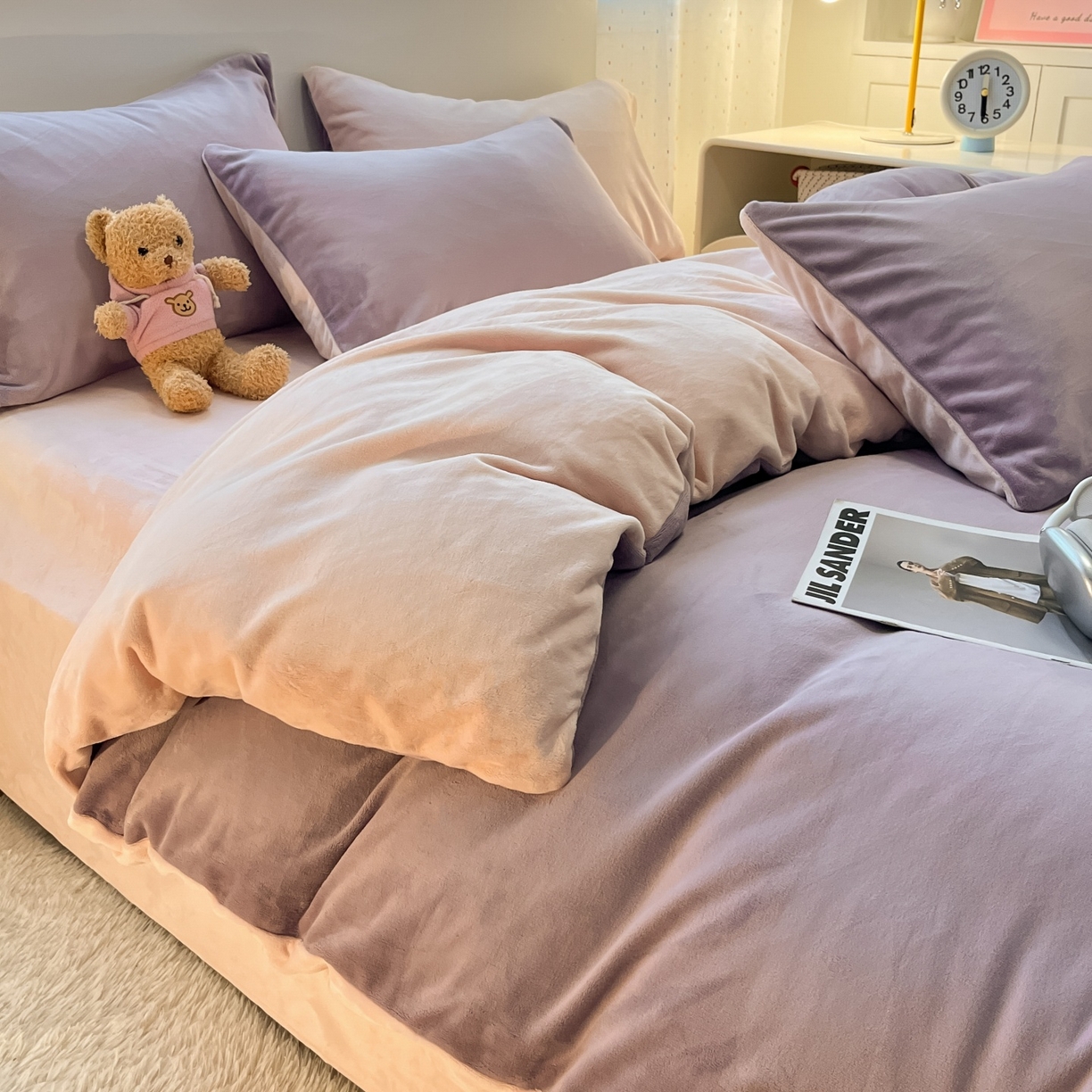 91家纺网 家纺一手货源 找家纺 顺兴家居 2025新款简约纯色双拼牛奶绒四件套（风格二） 罗兰紫+粉玉