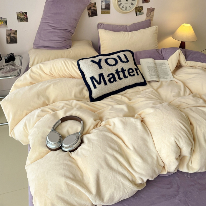 91家纺网 家纺一手货源 找家纺 顺兴家居 2025新款简约纯色双拼牛奶绒四件套（风格一） 奶昔黄+罗兰紫