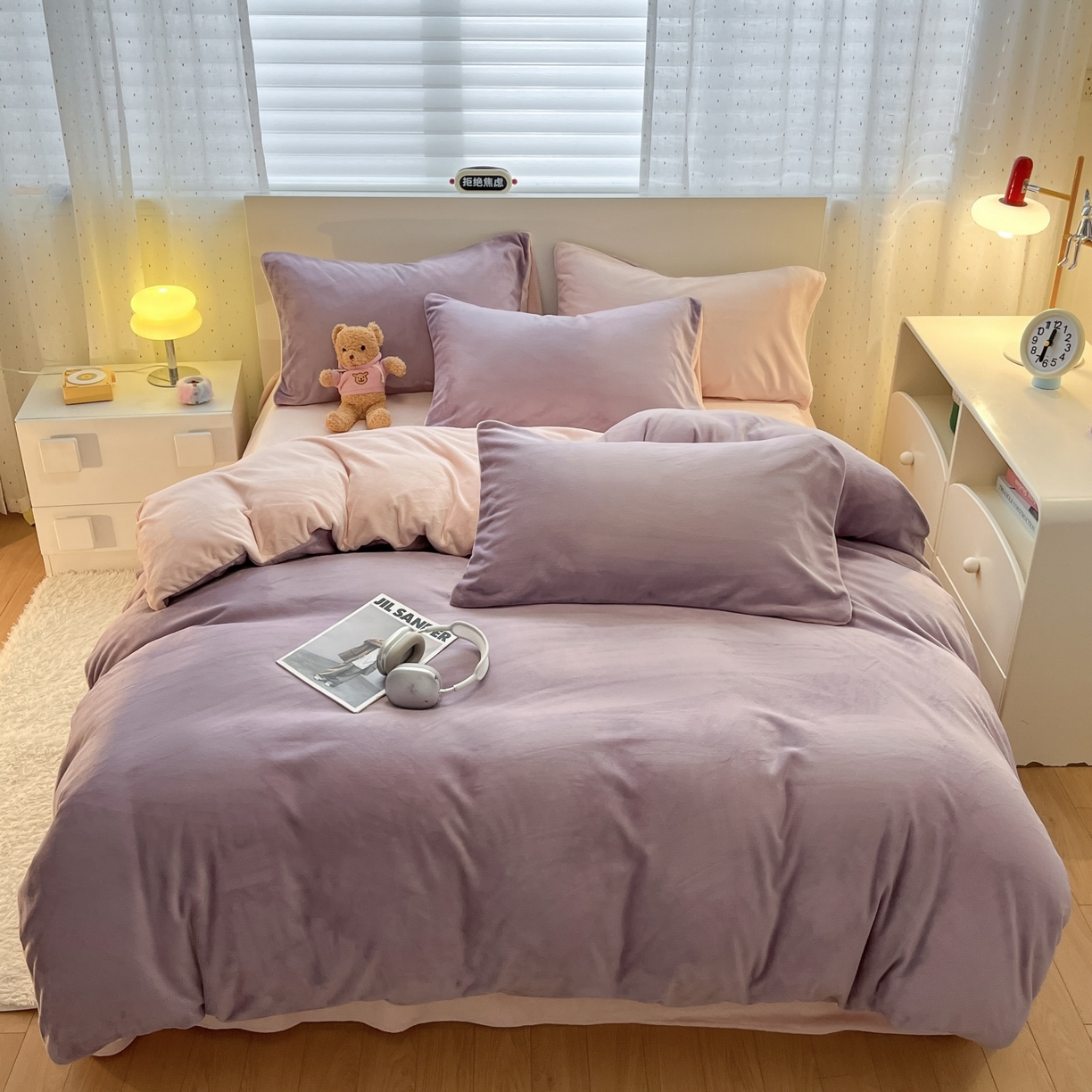 91家纺网 家纺一手货源 找家纺 顺兴家居 2025新款简约纯色双拼牛奶绒四件套（风格二） 罗兰紫+粉玉