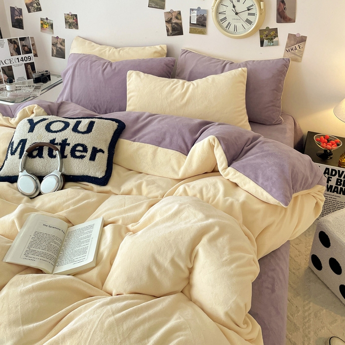 91家纺网 家纺一手货源 找家纺 顺兴家居 2025新款简约纯色双拼牛奶绒四件套（风格一） 奶昔黄+罗兰紫