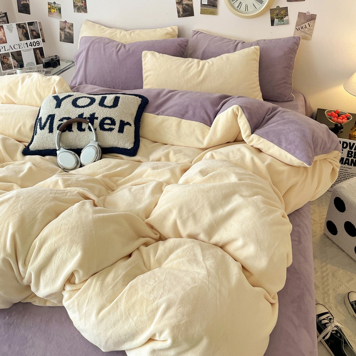 91家纺网 家纺一手货源 找家纺 顺兴家居 2025新款简约纯色双拼牛奶绒四件套（风格一） 奶昔黄+罗兰紫