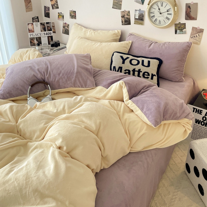 91家纺网 家纺一手货源 找家纺 顺兴家居 2025新款简约纯色双拼牛奶绒四件套（风格一） 奶昔黄+罗兰紫