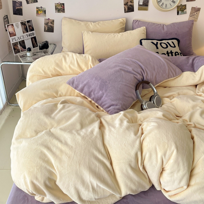 91家纺网 家纺一手货源 找家纺 顺兴家居 2025新款简约纯色双拼牛奶绒四件套（风格一） 奶昔黄+罗兰紫