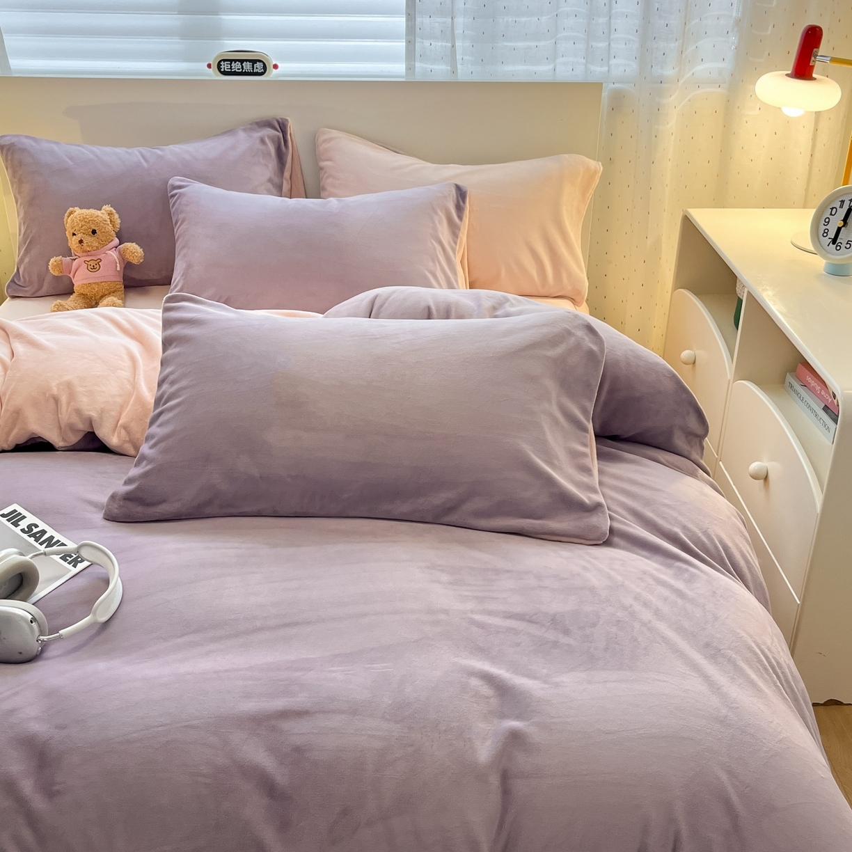 91家纺网 家纺一手货源 找家纺 顺兴家居 2025新款简约纯色双拼牛奶绒四件套（风格二） 罗兰紫+粉玉