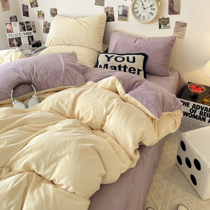 91家纺网 家纺一手货源 找家纺 顺兴家居 2025新款简约纯色双拼牛奶绒四件套（风格一） 奶昔黄+罗兰紫