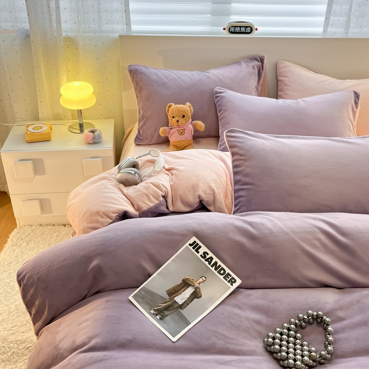 91家纺网 家纺一手货源 找家纺 顺兴家居 2025新款简约纯色双拼牛奶绒四件套（风格二） 罗兰紫+粉玉