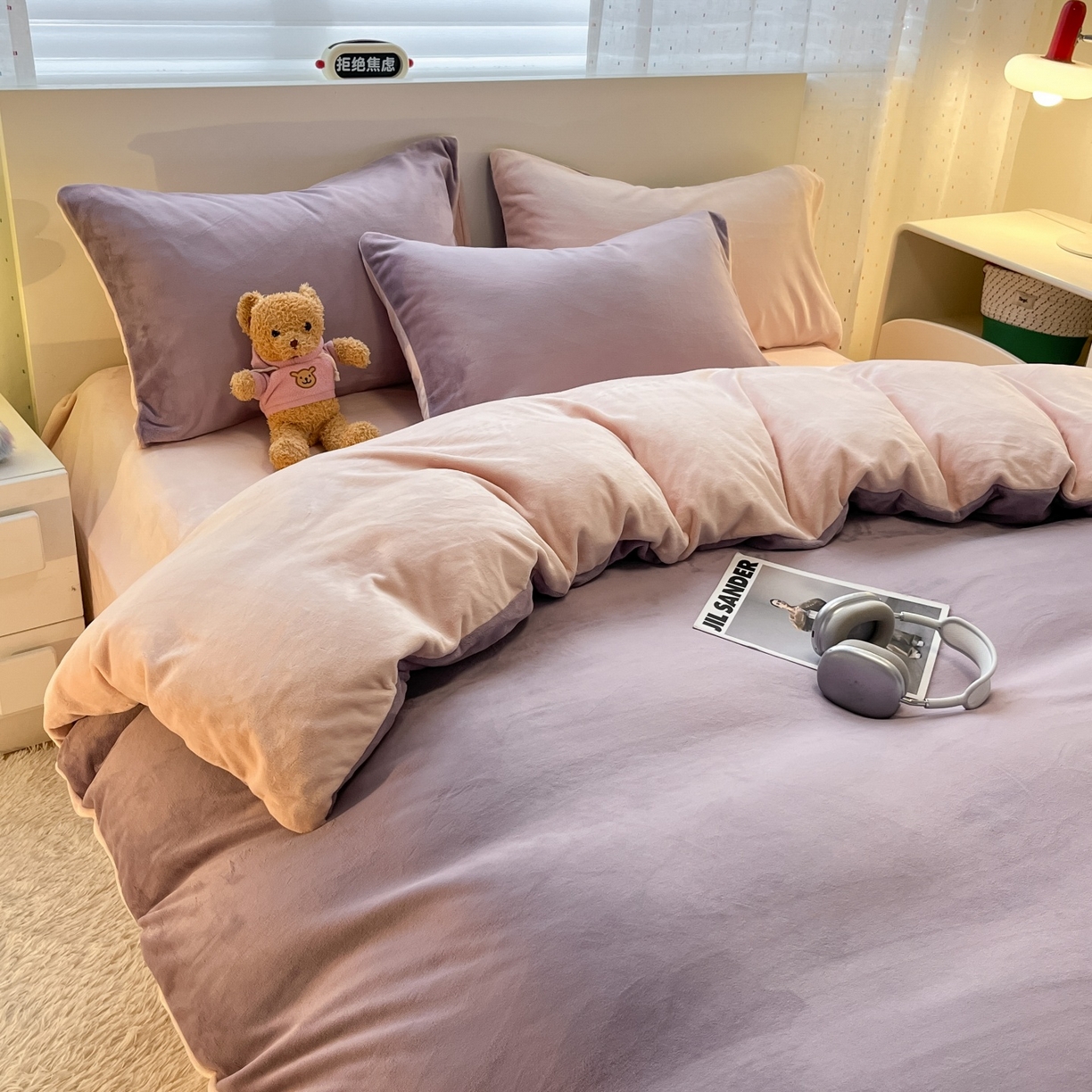 91家纺网 家纺一手货源 找家纺 顺兴家居 2025新款简约纯色双拼牛奶绒四件套（风格二） 罗兰紫+粉玉