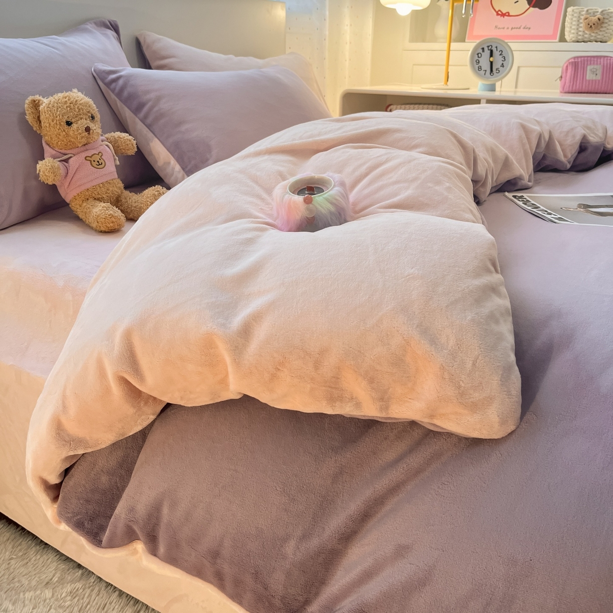 91家纺网 家纺一手货源 找家纺 顺兴家居 2025新款简约纯色双拼牛奶绒四件套（风格二） 罗兰紫+粉玉