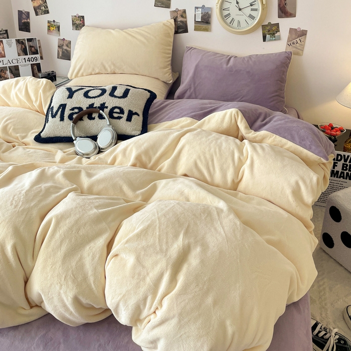 91家纺网 家纺一手货源 找家纺 顺兴家居 2025新款简约纯色双拼牛奶绒四件套（风格一） 奶昔黄+罗兰紫