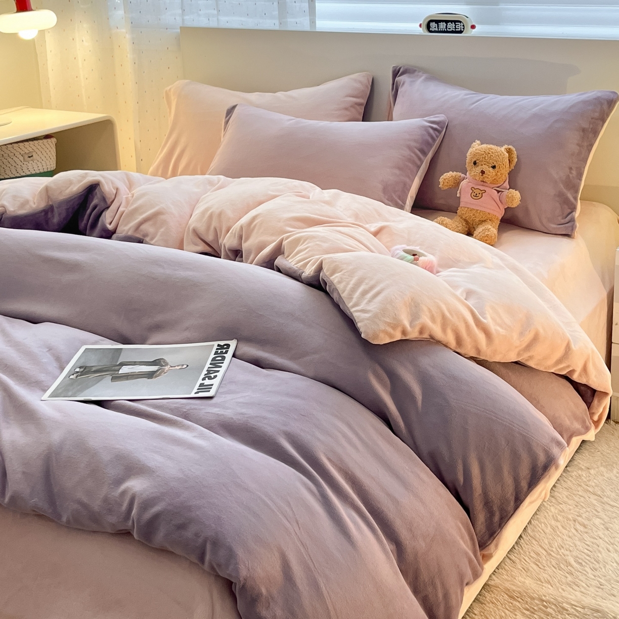 91家纺网 家纺一手货源 找家纺 顺兴家居 2025新款简约纯色双拼牛奶绒四件套（风格二） 罗兰紫+粉玉