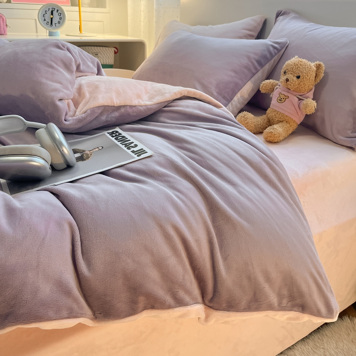 91家纺网 家纺一手货源 找家纺 顺兴家居 2025新款简约纯色双拼牛奶绒四件套（风格二） 罗兰紫+粉玉