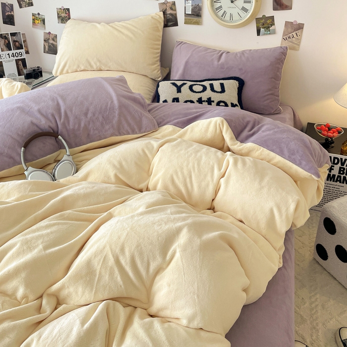 91家纺网 家纺一手货源 找家纺 顺兴家居 2025新款简约纯色双拼牛奶绒四件套（风格一） 奶昔黄+罗兰紫