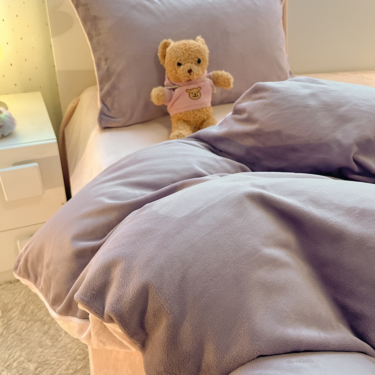 91家纺网 家纺一手货源 找家纺 顺兴家居 2025新款简约纯色双拼牛奶绒四件套（风格二） 罗兰紫+粉玉