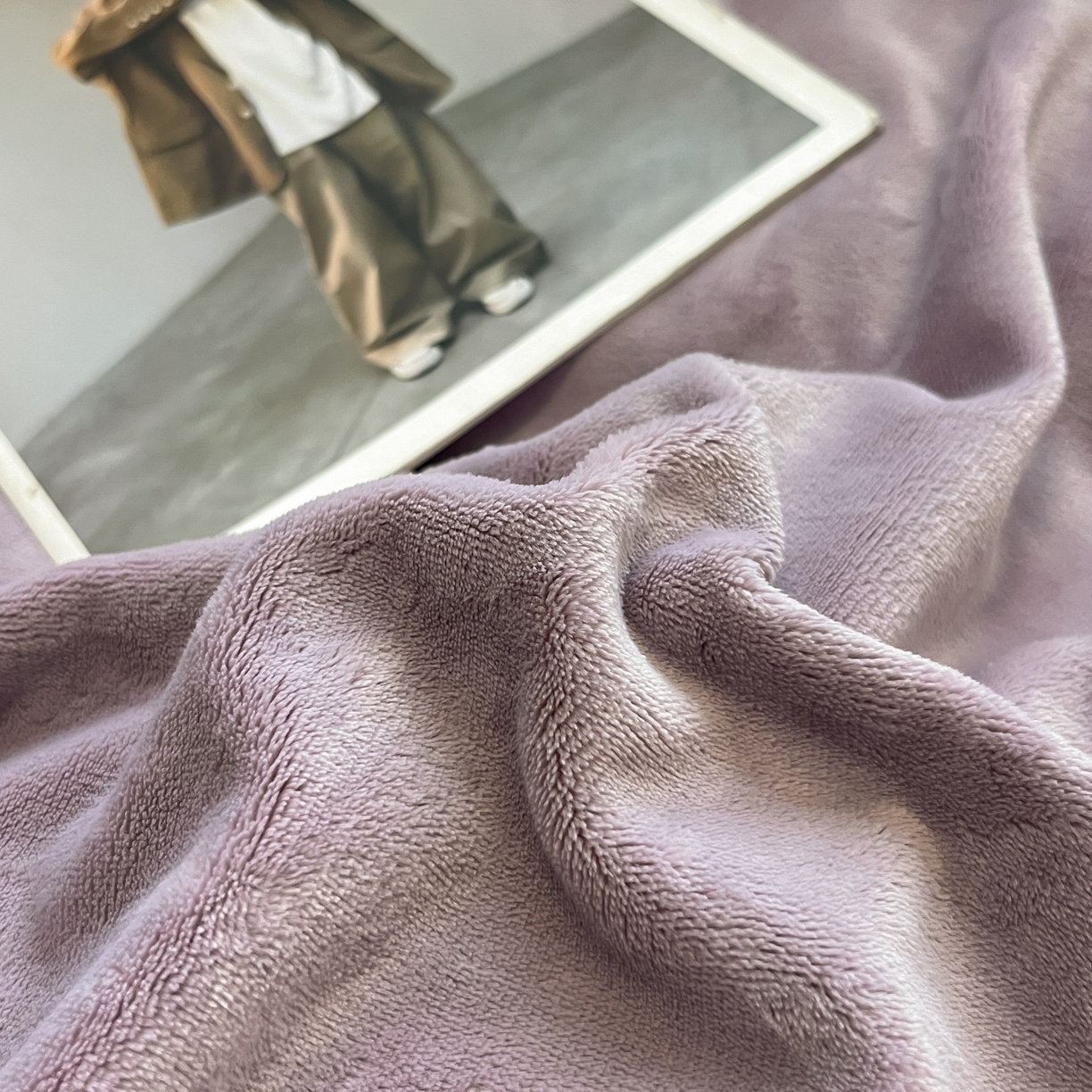 91家纺网 家纺一手货源 找家纺 顺兴家居 2025新款简约纯色双拼牛奶绒四件套（风格二） 罗兰紫+粉玉