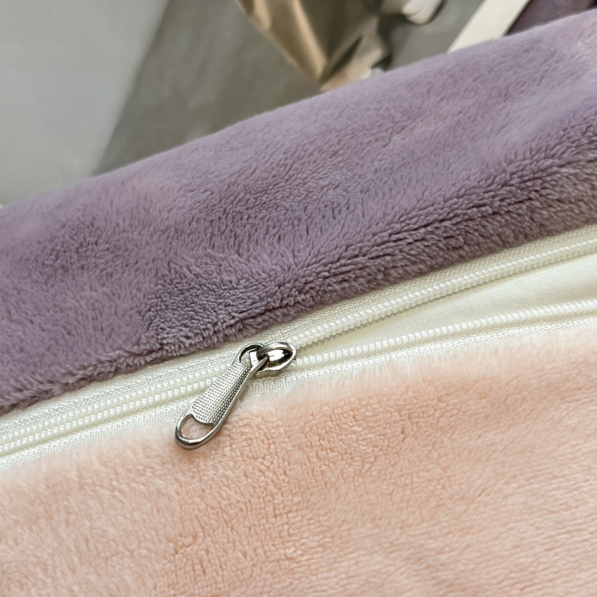 91家纺网 家纺一手货源 找家纺 顺兴家居 2025新款简约纯色双拼牛奶绒四件套（风格二） 罗兰紫+粉玉