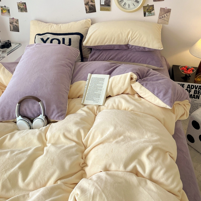 91家纺网 家纺一手货源 找家纺 顺兴家居 2025新款简约纯色双拼牛奶绒四件套（风格一） 奶昔黄+罗兰紫