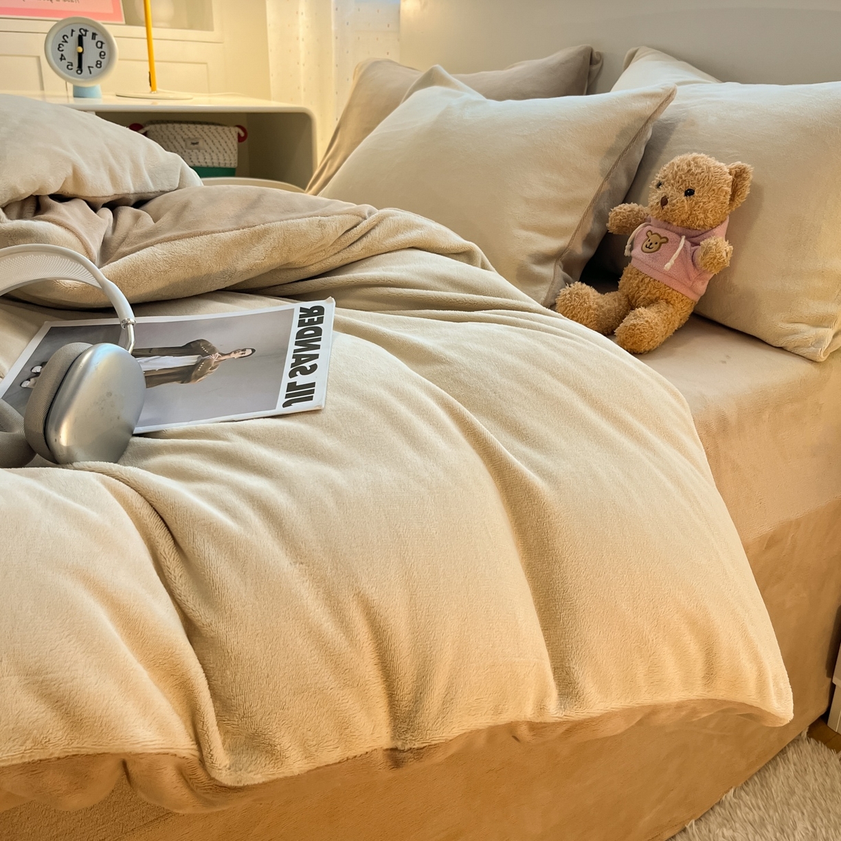 91家纺网 家纺一手货源 找家纺 顺兴家居 2025新款简约纯色双拼牛奶绒四件套（风格二） 米杏+奶咖