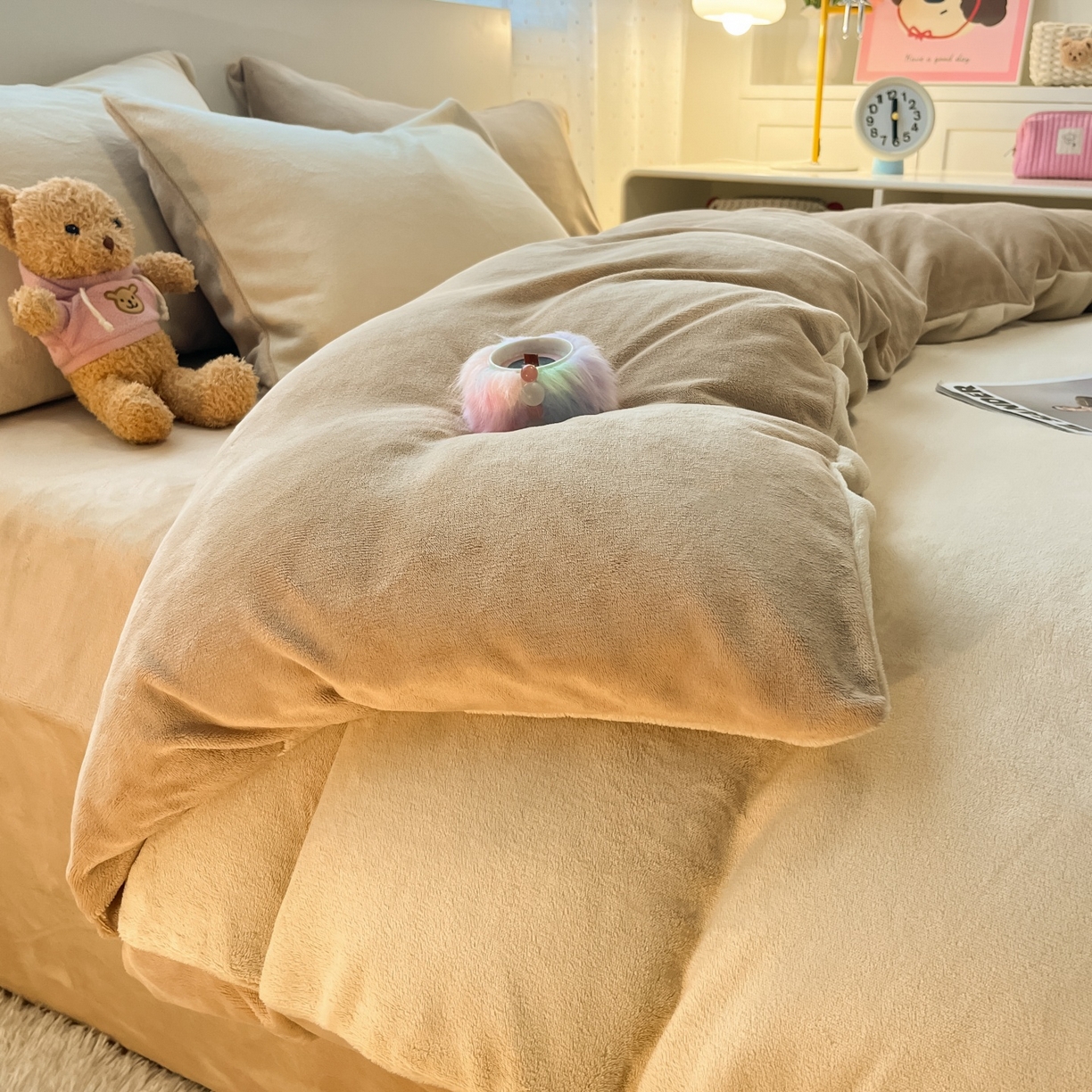 91家纺网 家纺一手货源 找家纺 顺兴家居 2025新款简约纯色双拼牛奶绒四件套（风格二） 米杏+奶咖