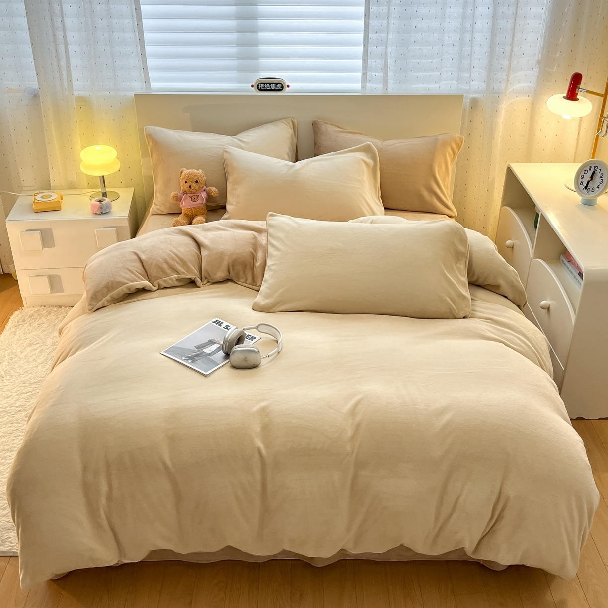 91家纺网 家纺一手货源 找家纺 顺兴家居 2025新款简约纯色双拼牛奶绒四件套（风格二） 米杏+奶咖