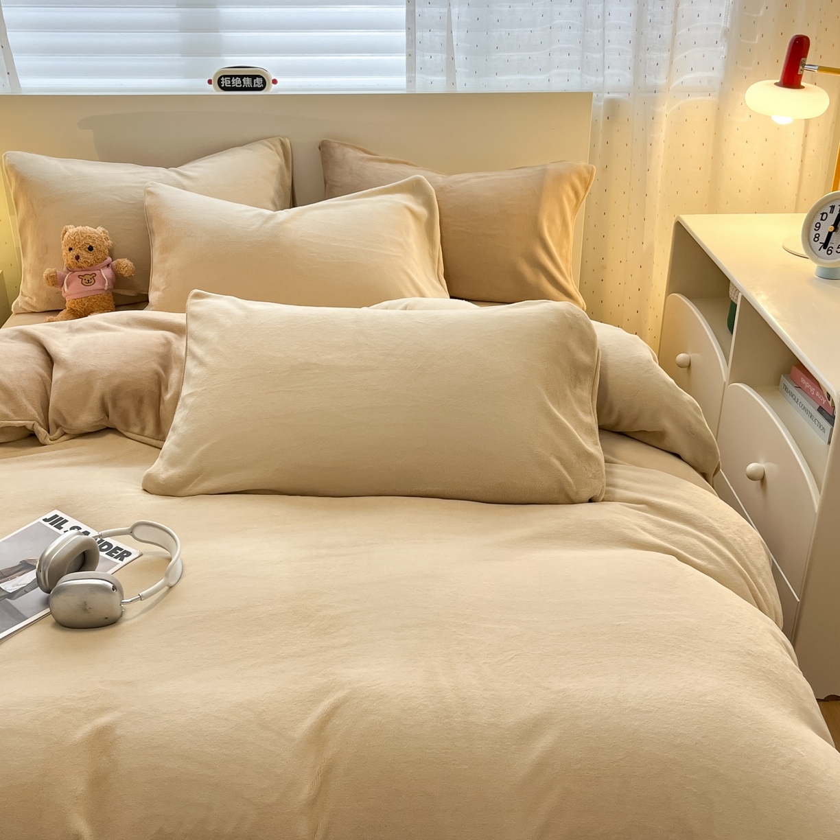 91家纺网 家纺一手货源 找家纺 顺兴家居 2025新款简约纯色双拼牛奶绒四件套（风格二） 米杏+奶咖