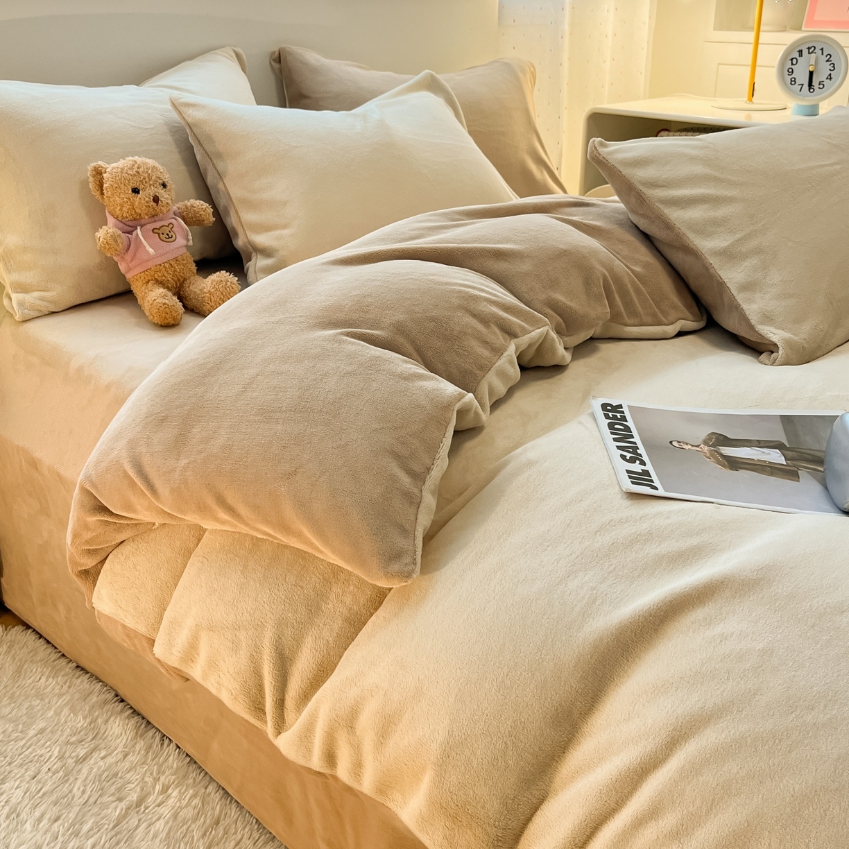 91家纺网 家纺一手货源 找家纺 顺兴家居 2025新款简约纯色双拼牛奶绒四件套（风格二） 米杏+奶咖