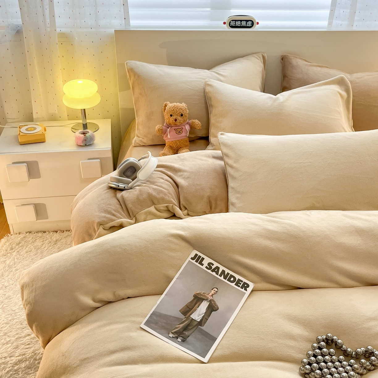 91家纺网 家纺一手货源 找家纺 顺兴家居 2025新款简约纯色双拼牛奶绒四件套（风格二） 米杏+奶咖