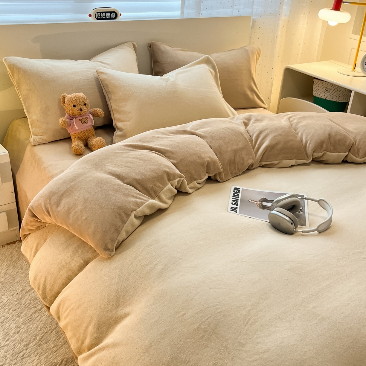 91家纺网 家纺一手货源 找家纺 顺兴家居 2025新款简约纯色双拼牛奶绒四件套（风格二） 米杏+奶咖