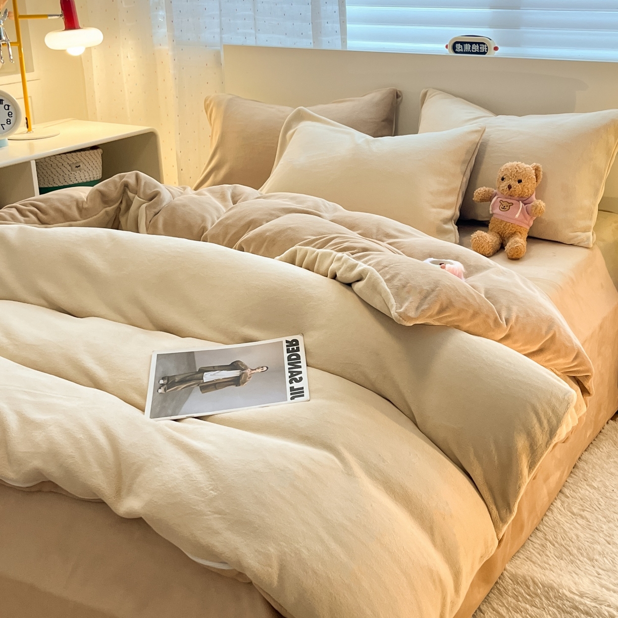 91家纺网 家纺一手货源 找家纺 顺兴家居 2025新款简约纯色双拼牛奶绒四件套（风格二） 米杏+奶咖