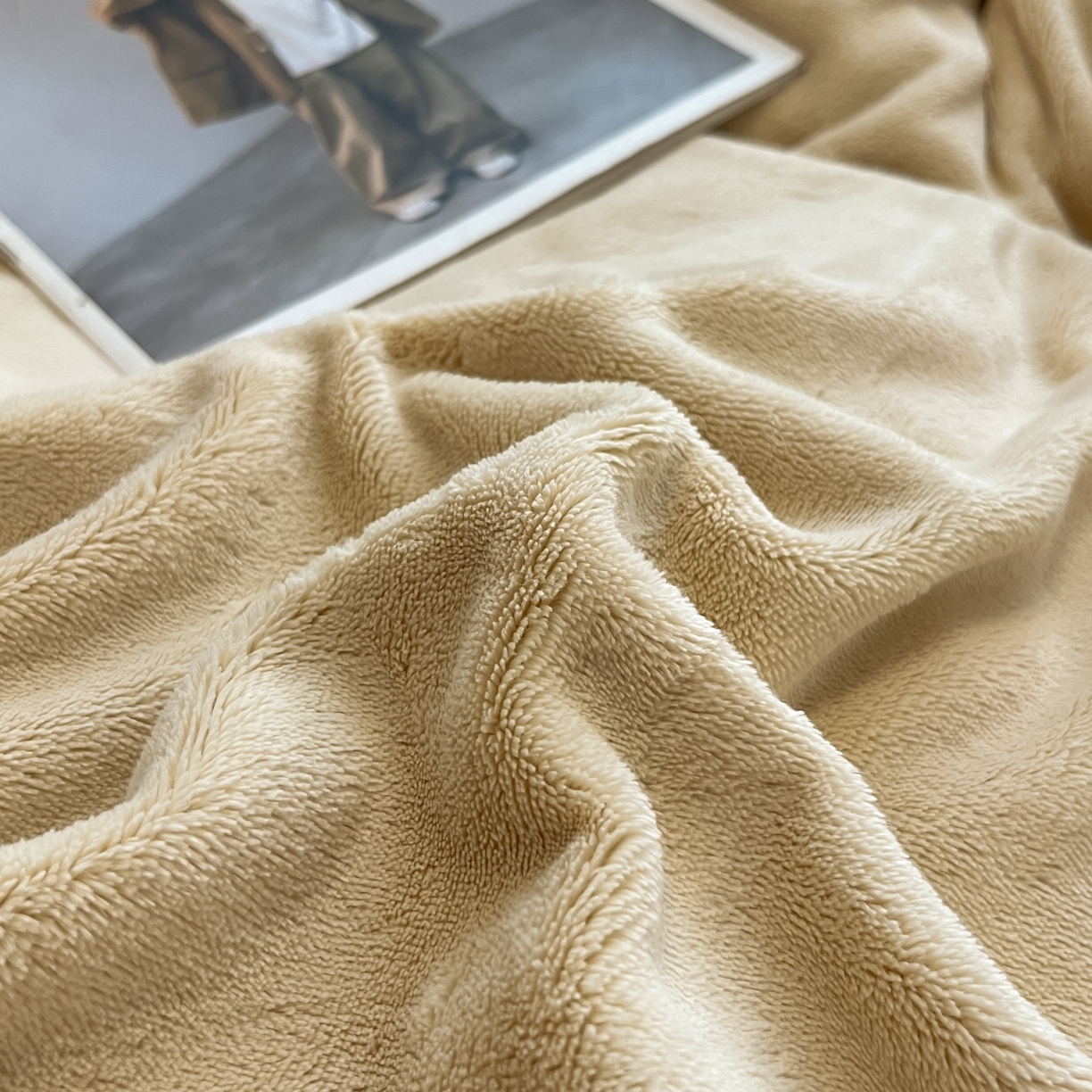 91家纺网 家纺一手货源 找家纺 顺兴家居 2025新款简约纯色双拼牛奶绒四件套（风格二） 米杏+奶咖