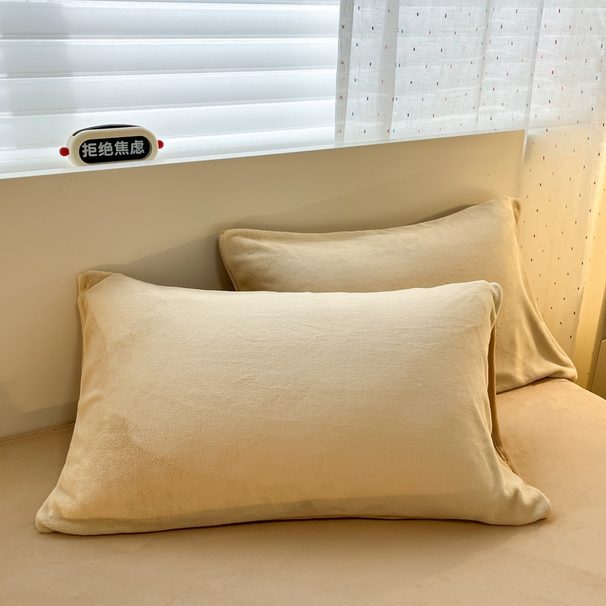 91家纺网 家纺一手货源 找家纺 顺兴家居 2025新款简约纯色双拼牛奶绒四件套（风格二） 米杏+奶咖