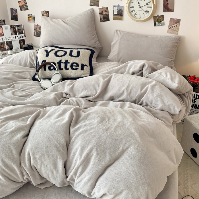 91家纺网 家纺一手货源 找家纺 顺兴家居 2025新款简约纯色双拼牛奶绒四件套（风格一） 浅灰