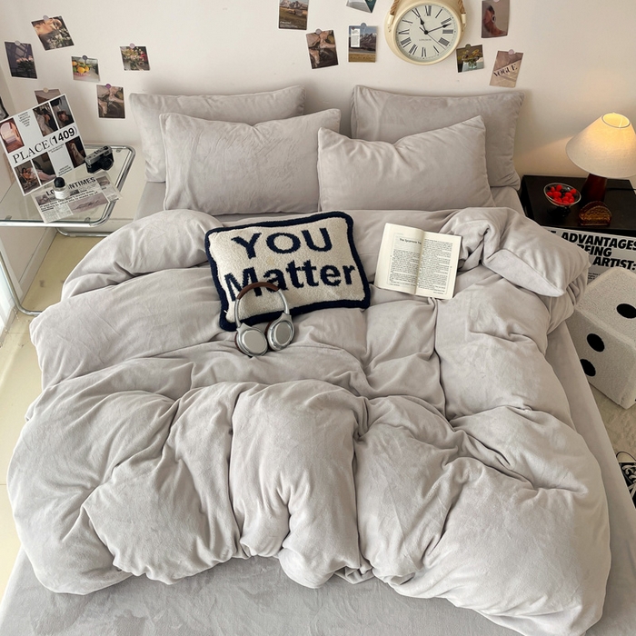 91家纺网 家纺一手货源 找家纺 顺兴家居 2025新款简约纯色双拼牛奶绒四件套（风格一） 浅灰