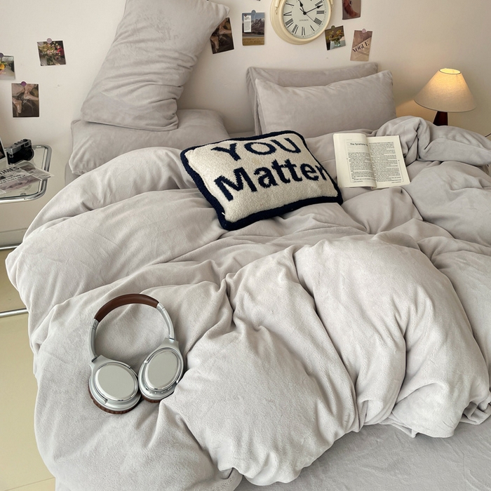 91家纺网 家纺一手货源 找家纺 顺兴家居 2025新款简约纯色双拼牛奶绒四件套（风格一） 浅灰