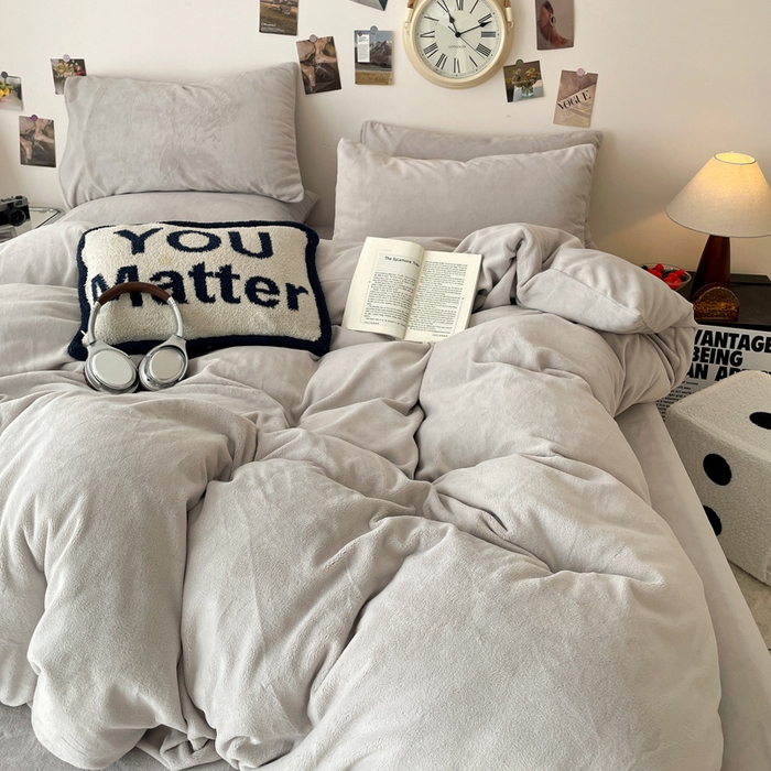 91家纺网 家纺一手货源 找家纺 顺兴家居 2025新款简约纯色双拼牛奶绒四件套（风格一） 浅灰