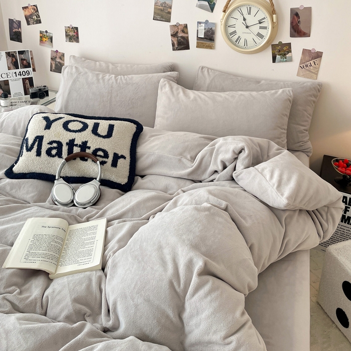 91家纺网 家纺一手货源 找家纺 顺兴家居 2025新款简约纯色双拼牛奶绒四件套（风格一） 浅灰