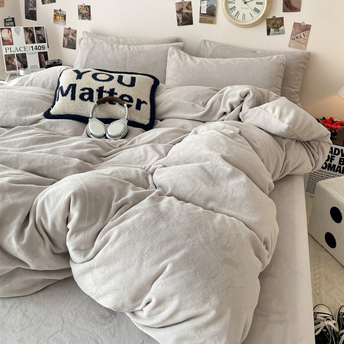 91家纺网 家纺一手货源 找家纺 顺兴家居 2025新款简约纯色双拼牛奶绒四件套（风格一） 浅灰