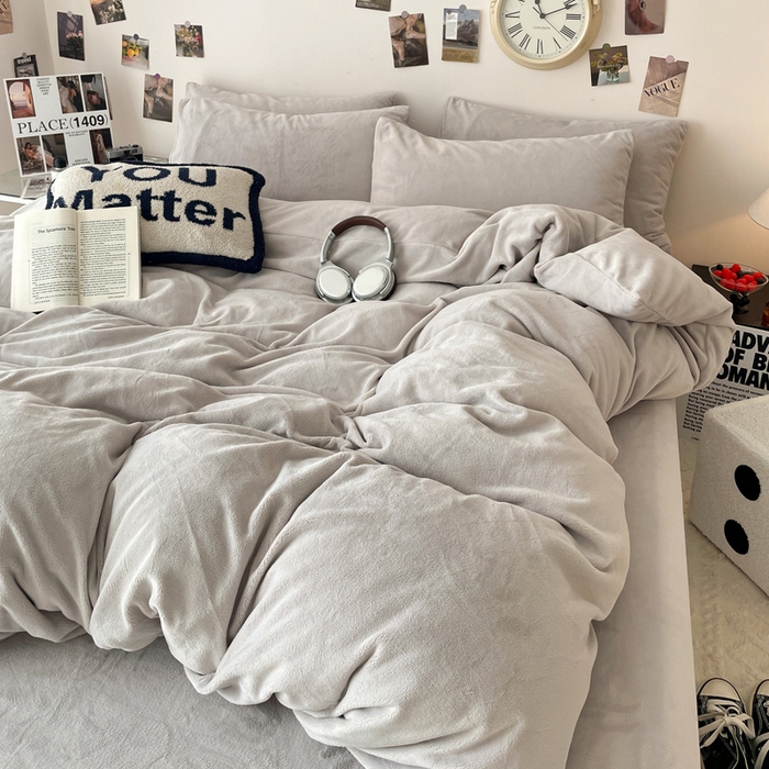 91家纺网 家纺一手货源 找家纺 顺兴家居 2025新款简约纯色双拼牛奶绒四件套（风格一） 浅灰