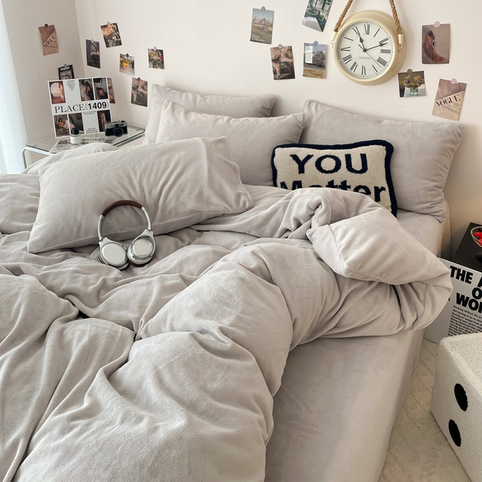 91家纺网 家纺一手货源 找家纺 顺兴家居 2025新款简约纯色双拼牛奶绒四件套（风格一） 浅灰