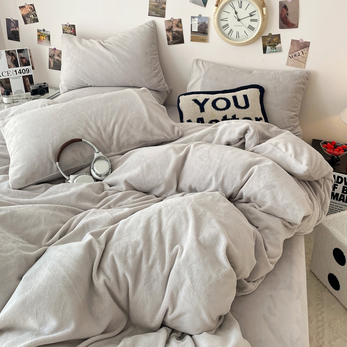 91家纺网 家纺一手货源 找家纺 顺兴家居 2025新款简约纯色双拼牛奶绒四件套（风格一） 浅灰