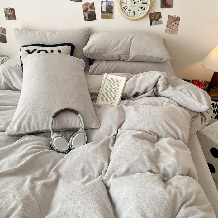 91家纺网 家纺一手货源 找家纺 顺兴家居 2025新款简约纯色双拼牛奶绒四件套（风格一） 浅灰