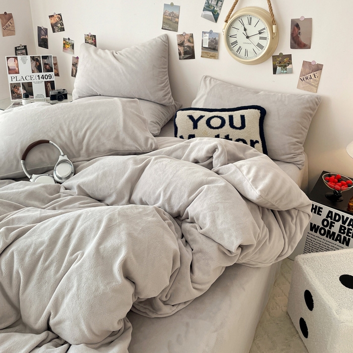 91家纺网 家纺一手货源 找家纺 顺兴家居 2025新款简约纯色双拼牛奶绒四件套（风格一） 浅灰