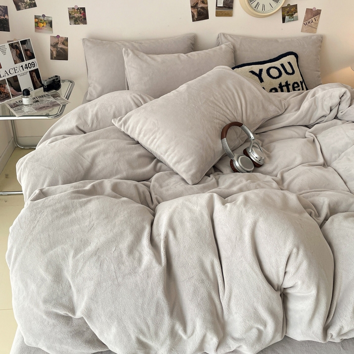 91家纺网 家纺一手货源 找家纺 顺兴家居 2025新款简约纯色双拼牛奶绒四件套（风格一） 浅灰