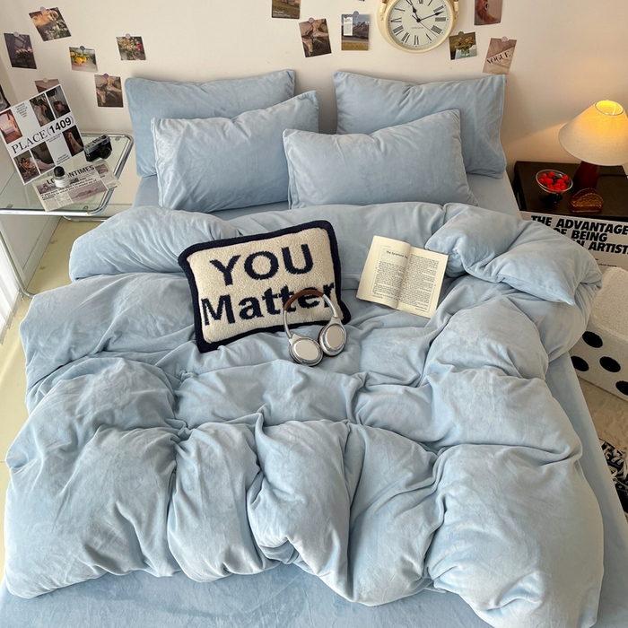 91家纺网 家纺一手货源 找家纺 顺兴家居 2025新款简约纯色双拼牛奶绒四件套（风格一） 婴儿蓝