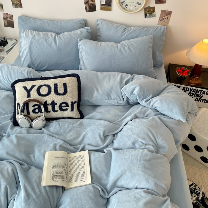 91家纺网 家纺一手货源 找家纺 顺兴家居 2025新款简约纯色双拼牛奶绒四件套（风格一） 婴儿蓝