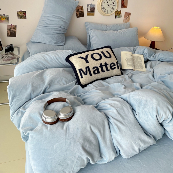 91家纺网 家纺一手货源 找家纺 顺兴家居 2025新款简约纯色双拼牛奶绒四件套（风格一） 婴儿蓝