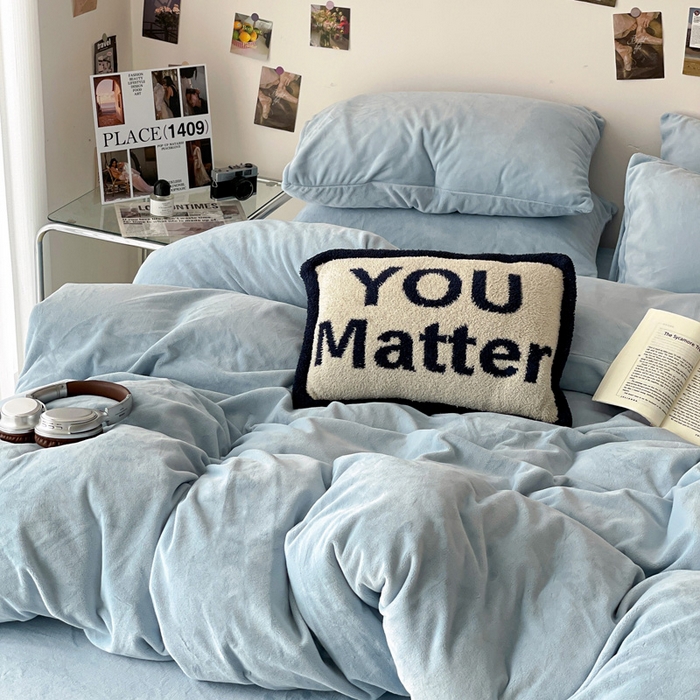 91家纺网 家纺一手货源 找家纺 顺兴家居 2025新款简约纯色双拼牛奶绒四件套（风格一） 婴儿蓝