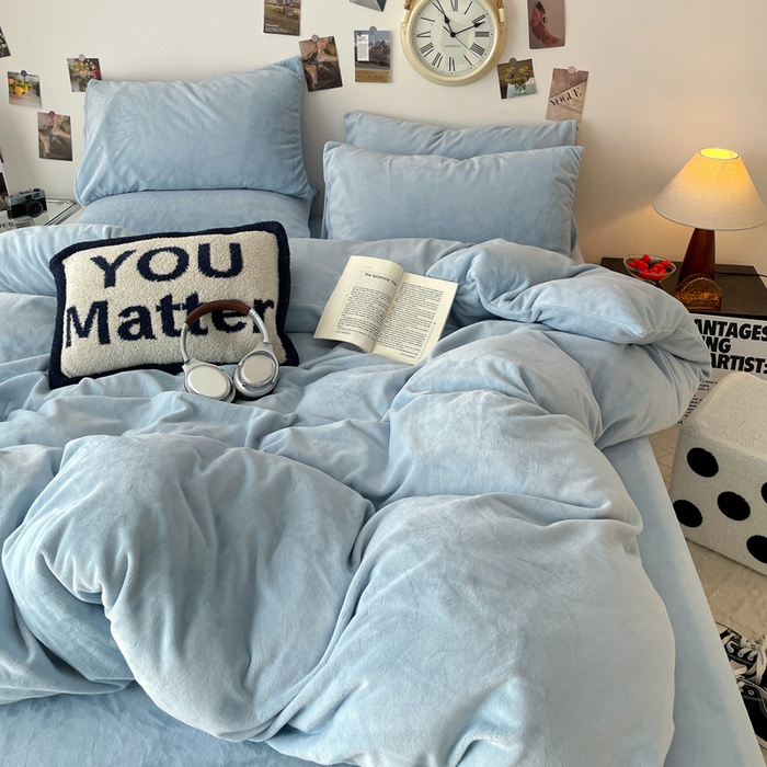 91家纺网 家纺一手货源 找家纺 顺兴家居 2025新款简约纯色双拼牛奶绒四件套（风格一） 婴儿蓝